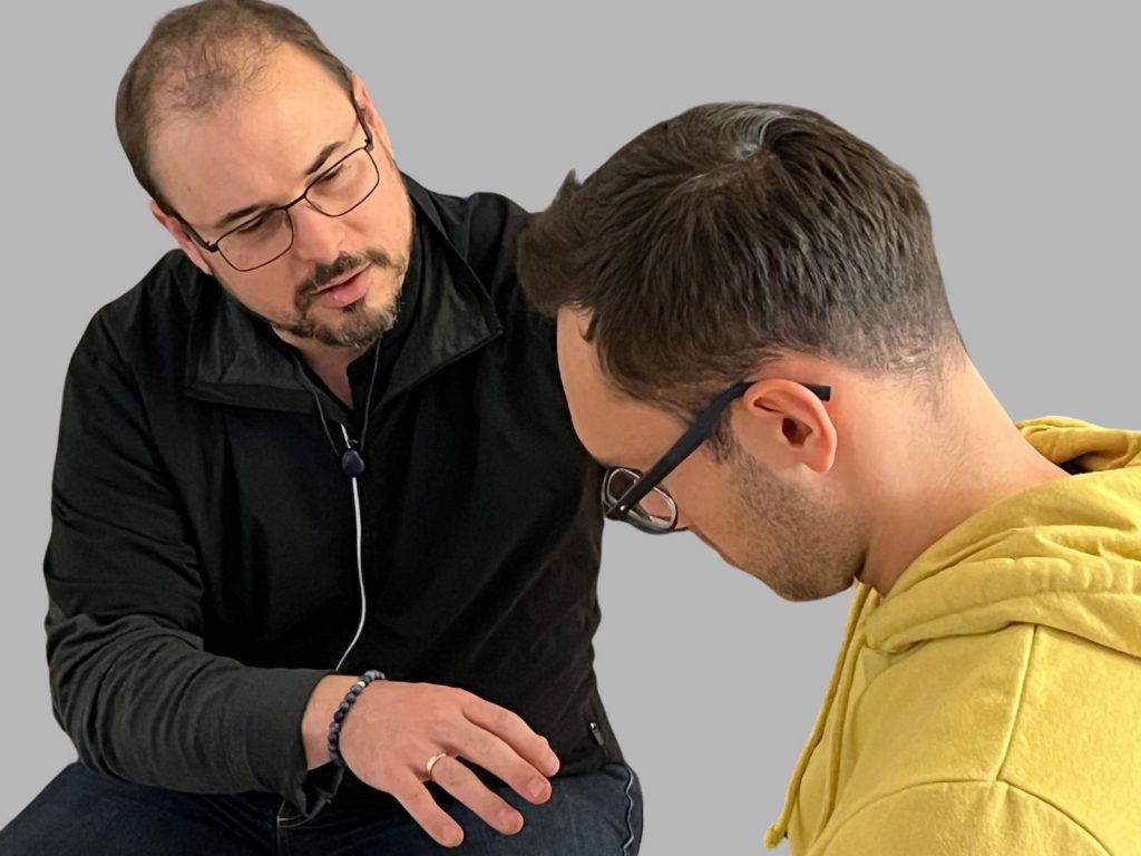 Thorsten leitet eine Hypnoseübung mit einem Teilnehmer im Hypnosekurs Köln